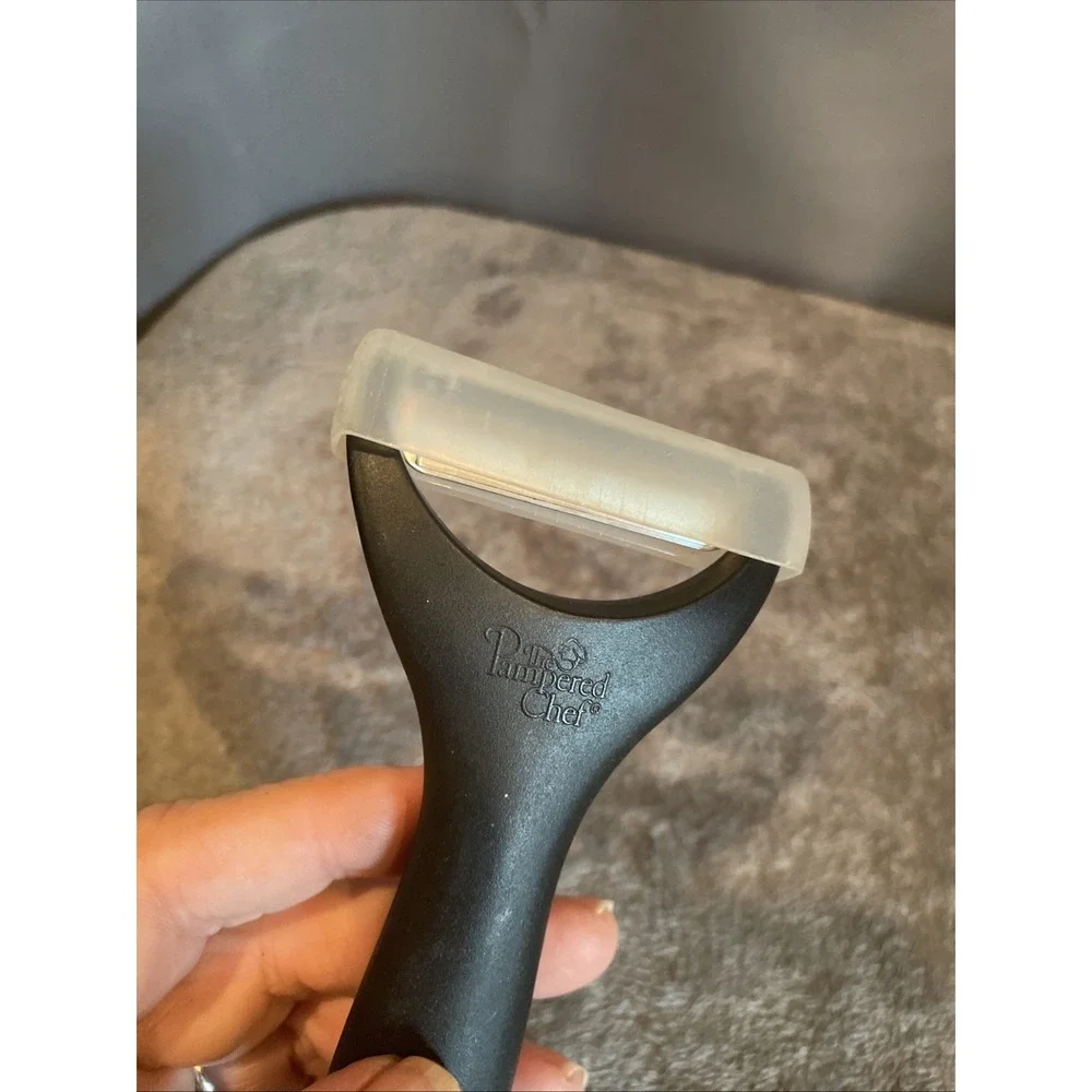 Pampered Chef Serrated Peeler Black